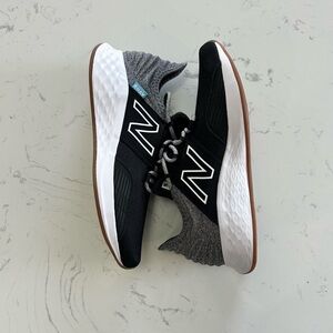 New Balance Fresh Foam Roav Grade School Running Shoes Size 5 Black Gray Grey